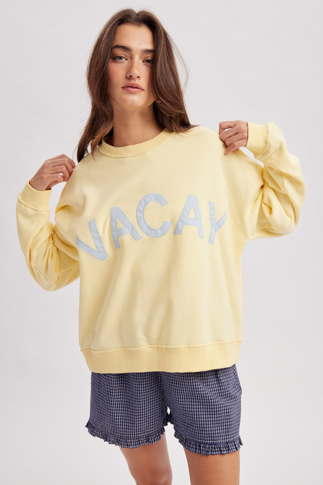'VACAY' GRAPHIC CREWNECK SWEATSHIRT