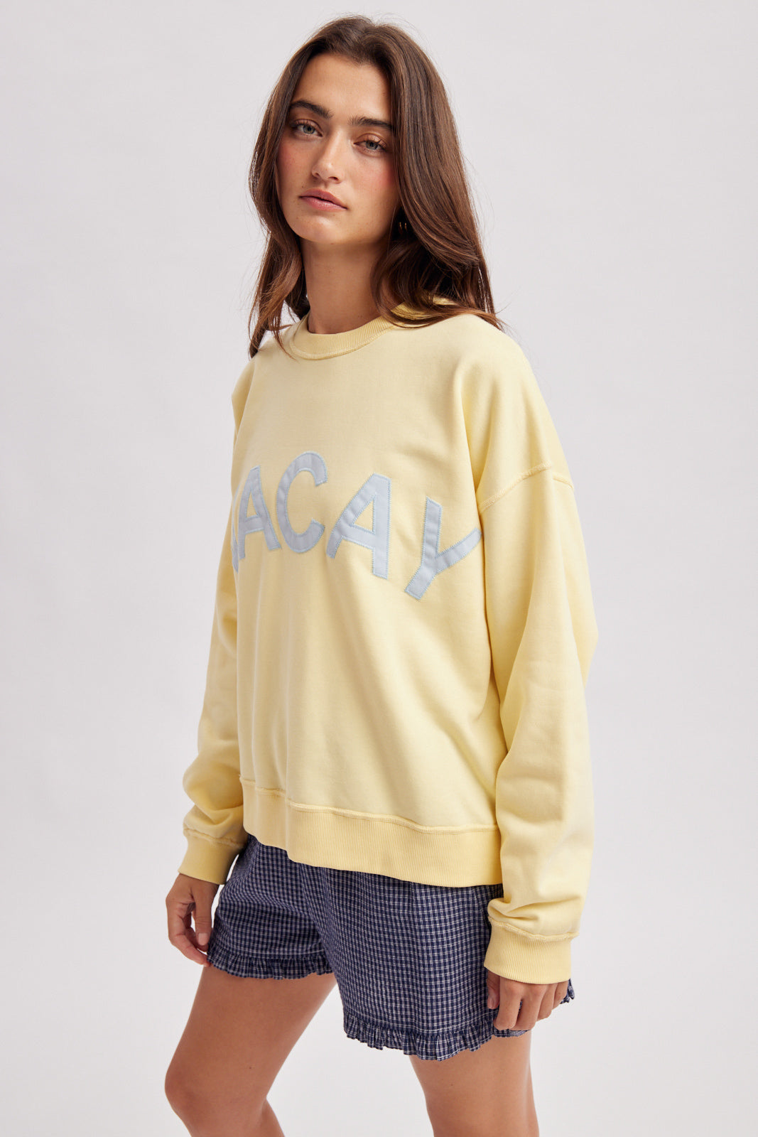 'VACAY' GRAPHIC CREWNECK SWEATSHIRT