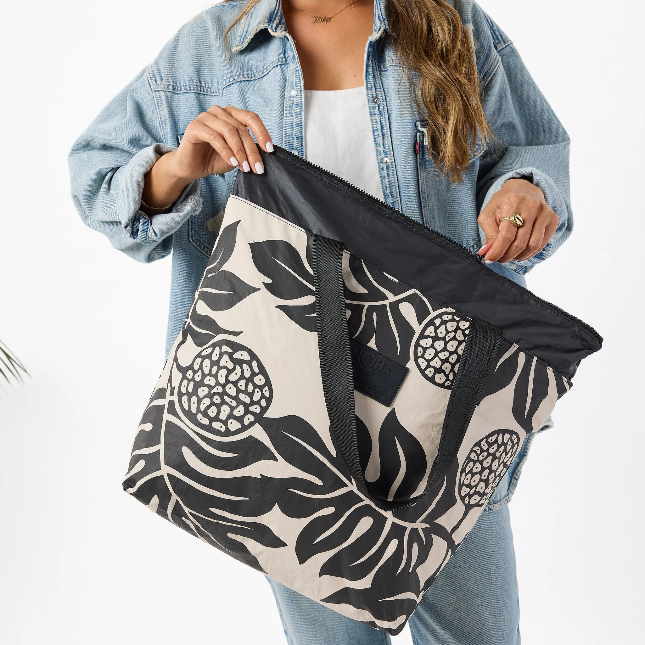 Aloha Holomua Day Tripper in Black