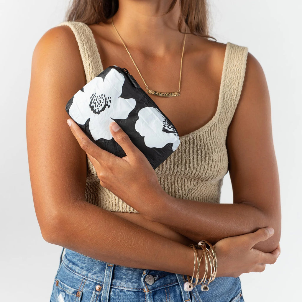 Mini Pua White/Black Pouch